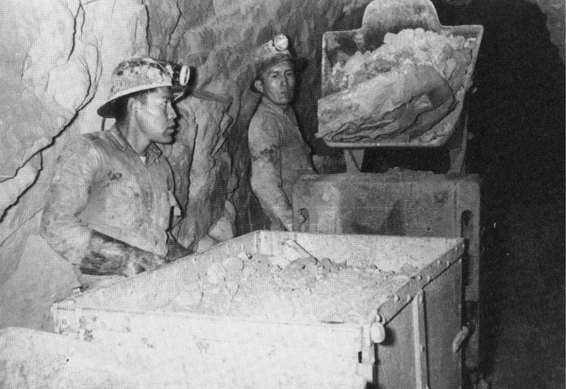Trabajador Navajo en Peabody Coal Co. en mayo de 1972.
